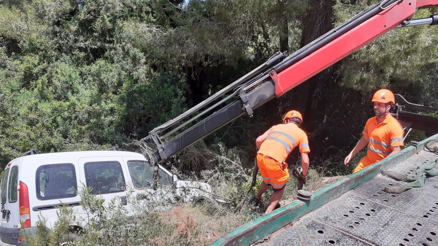 Retiran una furgoneta que llevaba semanas en un torrente de Ibiza