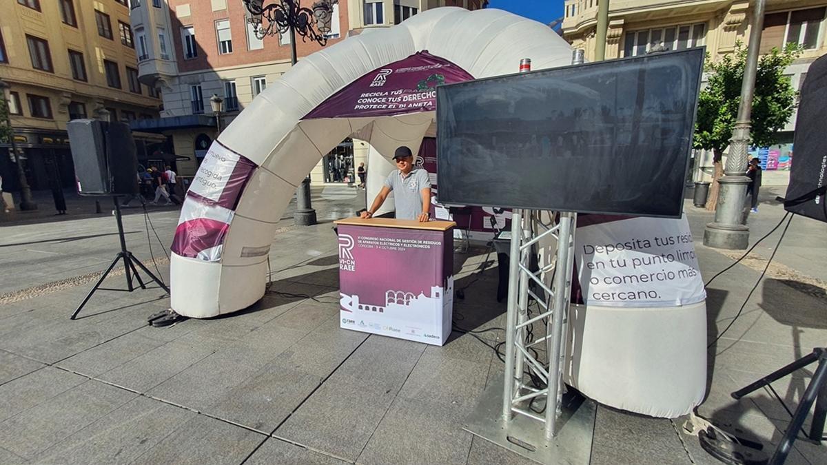 Carpa informativa instalada en la Plaza de Las Tendillas.