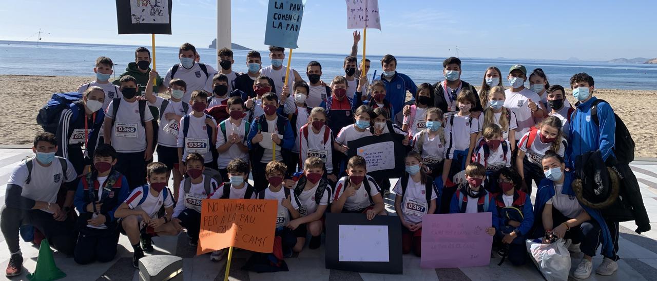 Escolares en la marcha de este viernes por Benidorm.