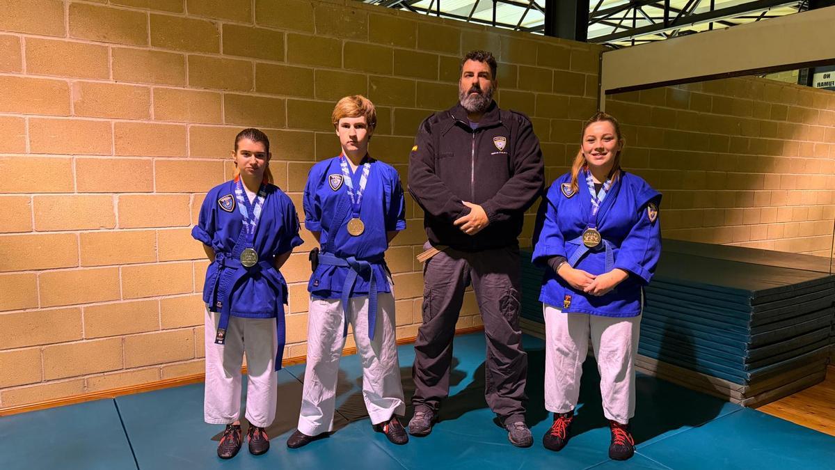 Por la izquierda, Sheyla Ruisánchez, Arturo Lobo, Juan Ángel Rodríguez y Clara Galán, en el polideportivo de Llanes.