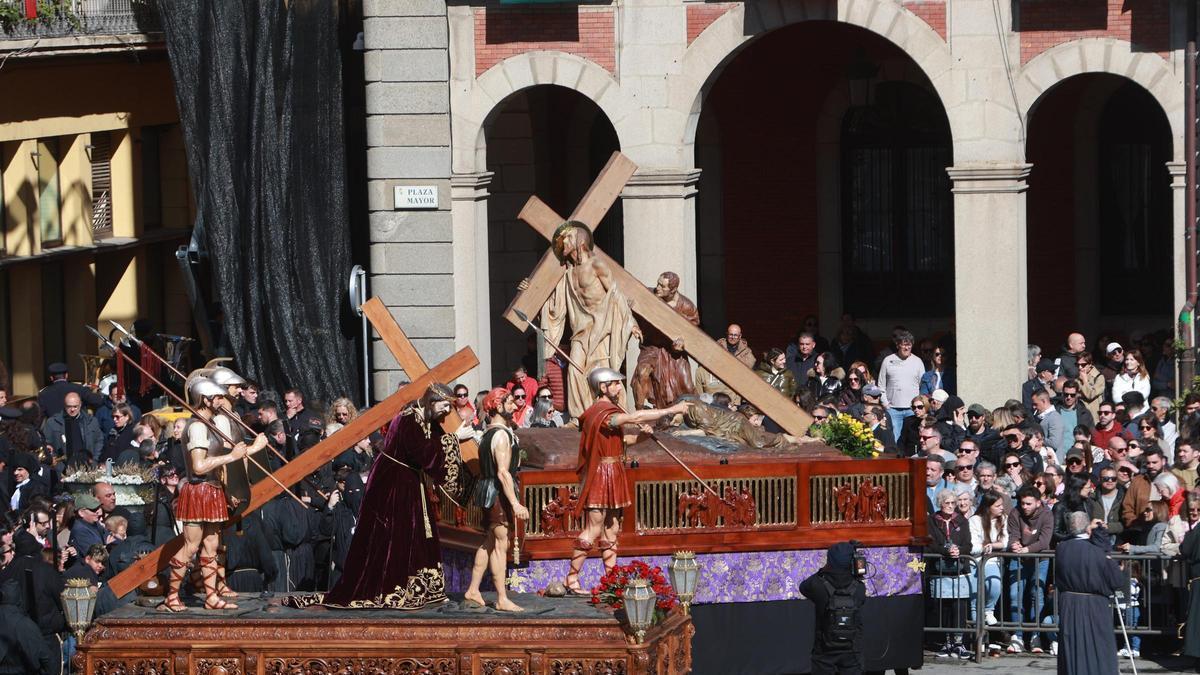 Zamora se rinde a su madrugada más esperada: vuelve a ver la espectacular entrada del Jesús Nazareno en la Plaza Mayor