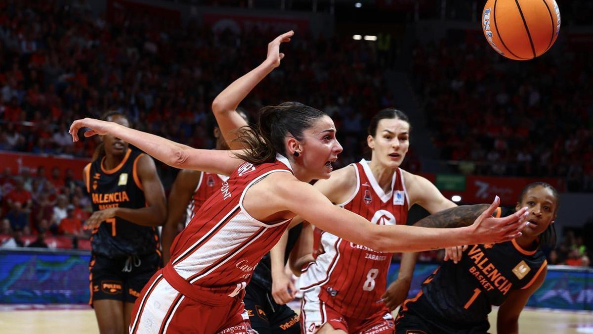 Mariona trata de alcanzar un balón en el duelo ante el Valencia