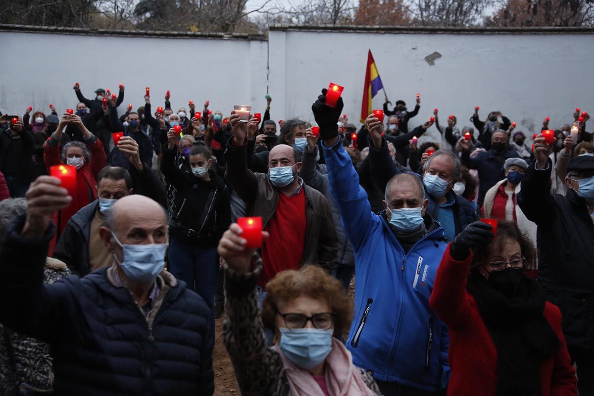 Velas en el cementerio de la Salud por las victimas del franquismo en Córdoba