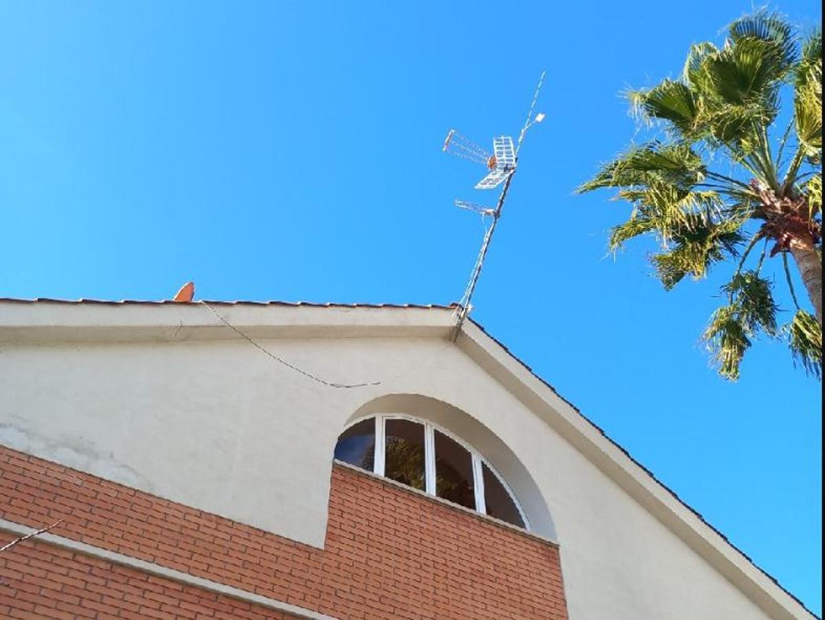 Una antena despenjada d'un habitatge d'Abrera