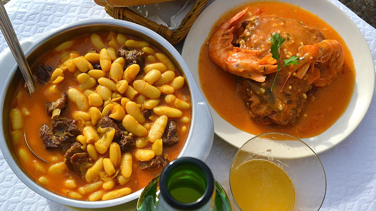 Fabes con jabalí y pimientos rellenos de marisco en el bar Casa Fredín en Valdesoto (Siero)