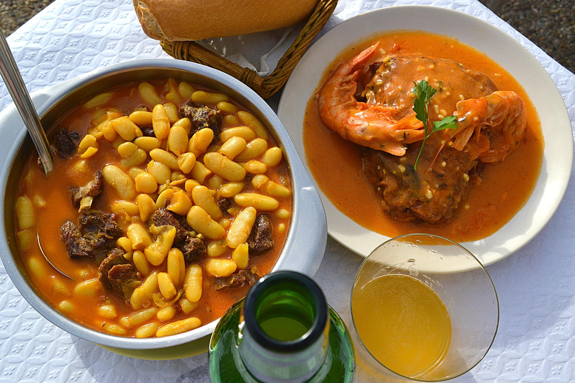 Fabes con jabalí y pimientos rellenos de marisco en el bar Casa Fredín en Valdesoto (Siero)