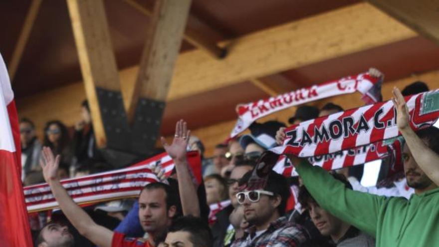 La afición rojiblanca, durante un partido en el Ruta.