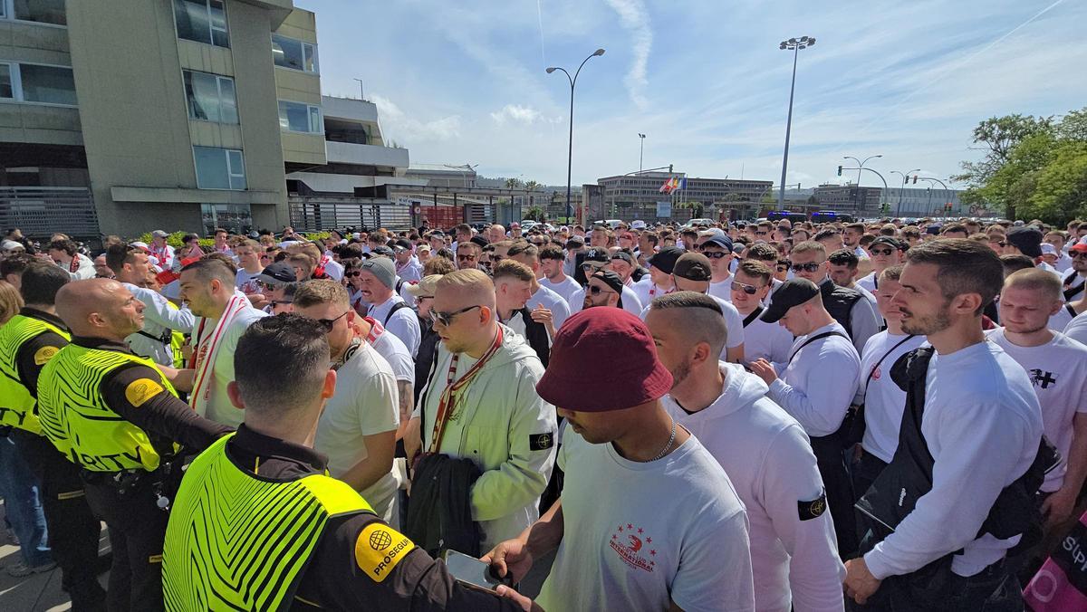 Balaídos se prepara para el Celta-Friburgo: miles de aficionados llegan al estadio en la previa