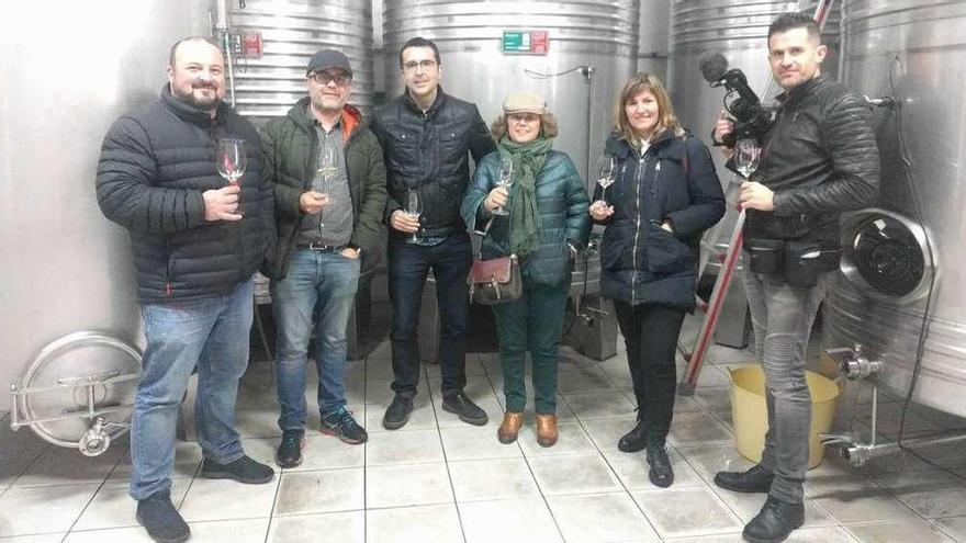 Los participantes en las bodegas Castrobrey de Camanzo, en Vila de Cruces.