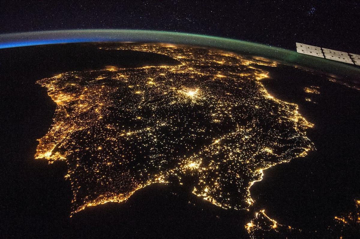 La Península Ibérica vista desde el espacio, de noche.