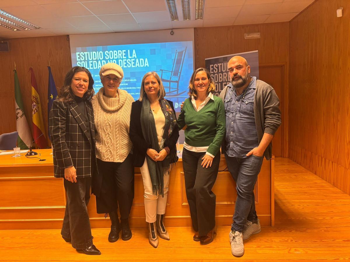 El grupo de investigación INDIS (Inclusión, Diversidad y Sostenibilidad) de la Universidad Pablo de Olavide, junto la directora de El Correo de Andalucía, Isabel Morillo