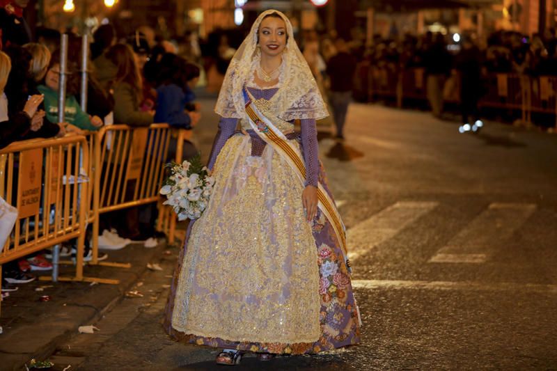 Marina Civera y su corte de honor en la Ofrenda de las Fallas 2019.