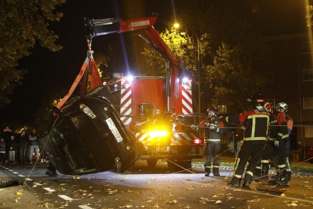 La carretera se "traga" un vehículo en León Felipe