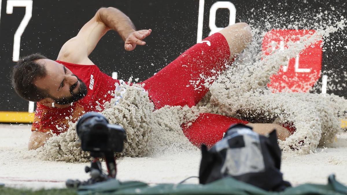 Eusebio Cáceres, en uno de los saltos de la final del Campeonato del Mundo de atletismo