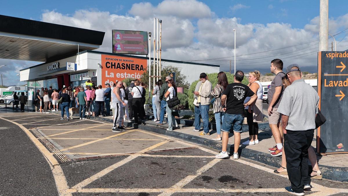 Colas en la gasolinera La Chasnera para comprar lotería
