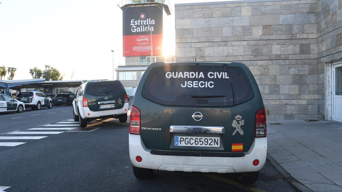 Vehículos de la Guardia Civil en los accesos a la terminal de A Coruña durante el despliegue por el aviso de bomba en un vuelo procedente de Bilbao.