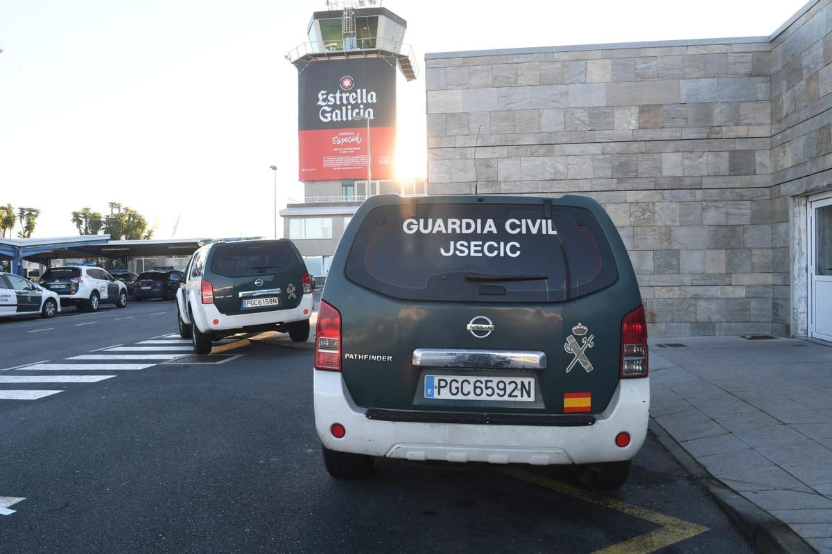 Vehículos de la Guardia Civil en los accesos a la terminal de A Coruña durante el despliegue por el aviso de bomba en un vuelo procedente de Bilbao.