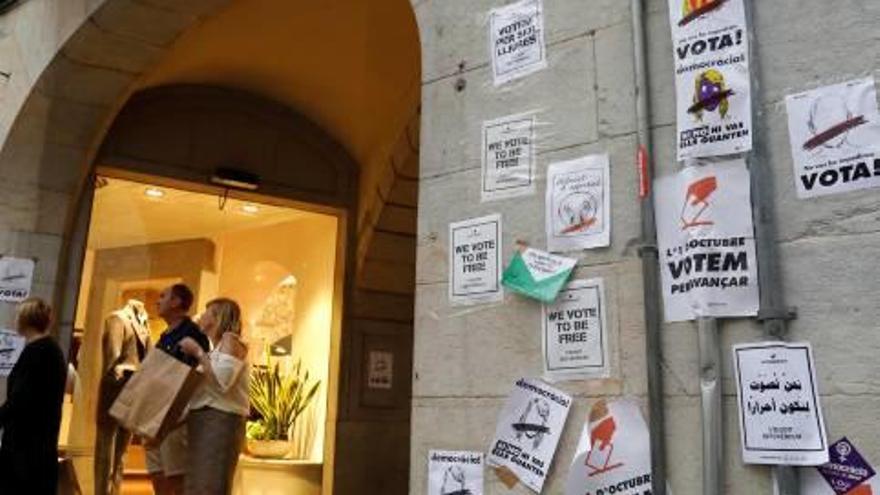 Cartells a favor del referèndum penjats a la plaça del Vi.