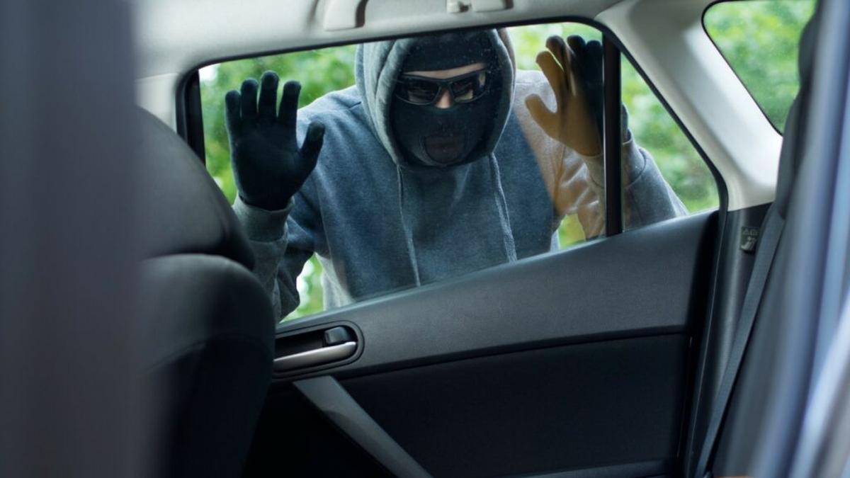 Ladrón en un coche