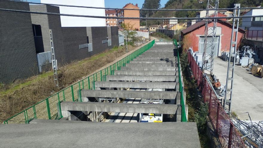 Langreo estalla contra la gestión de la urbanización del soterramiento y teme nuevos retrasos