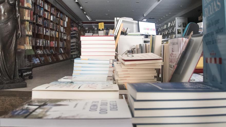 Piles de llibres a la Parcir de Manresa, aquesta setmana, que continuaran esperant que les llibreries puguin aixecar la persiana