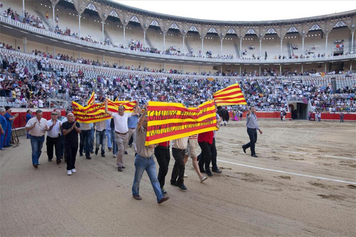 Protesta en la plaza de toros Monumental, de Barcelona, en julio del 2010, antes de celebrarse una de las últimas corridas en Catalunya.