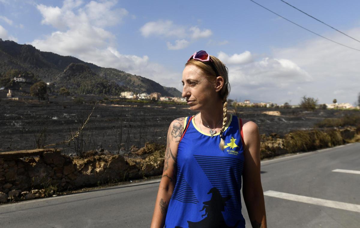 Cristina, vecina de Los Garres, frente al paisaje desolado y consumido por las llamas.