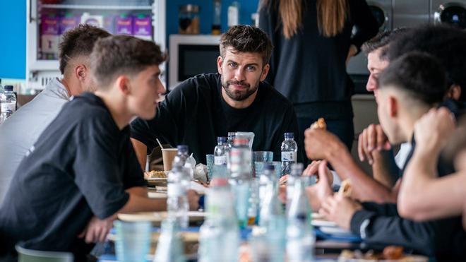 Piqué, durante la comida de despedida del Barça