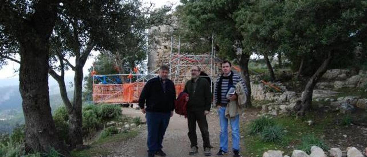 Mateu Marcús, en el centro de la imagen durante una visita efectuada a las ruinas.