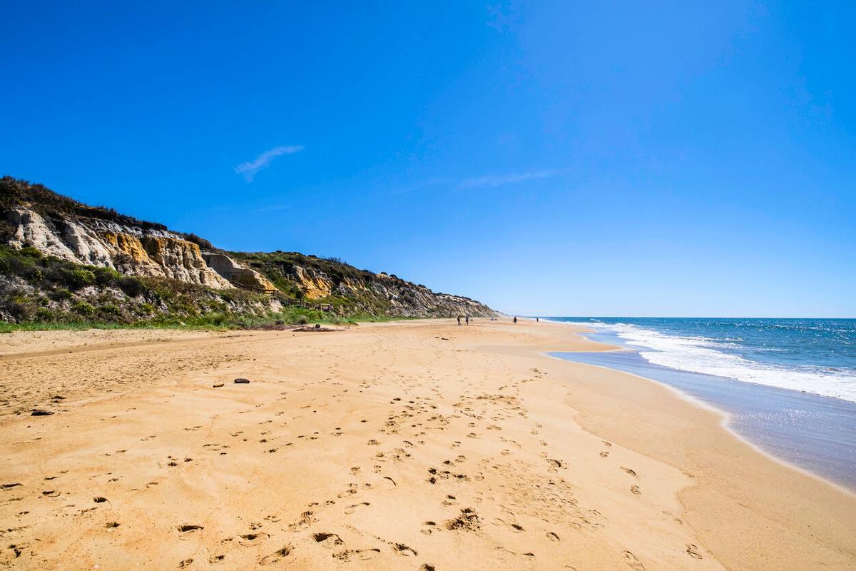 La playa más larga de España tiene un entorno ideal para desconectar