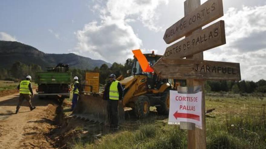 Trabajo de la Conselleria de Gobernación para adecuar la pista forestal de Jarafuel.