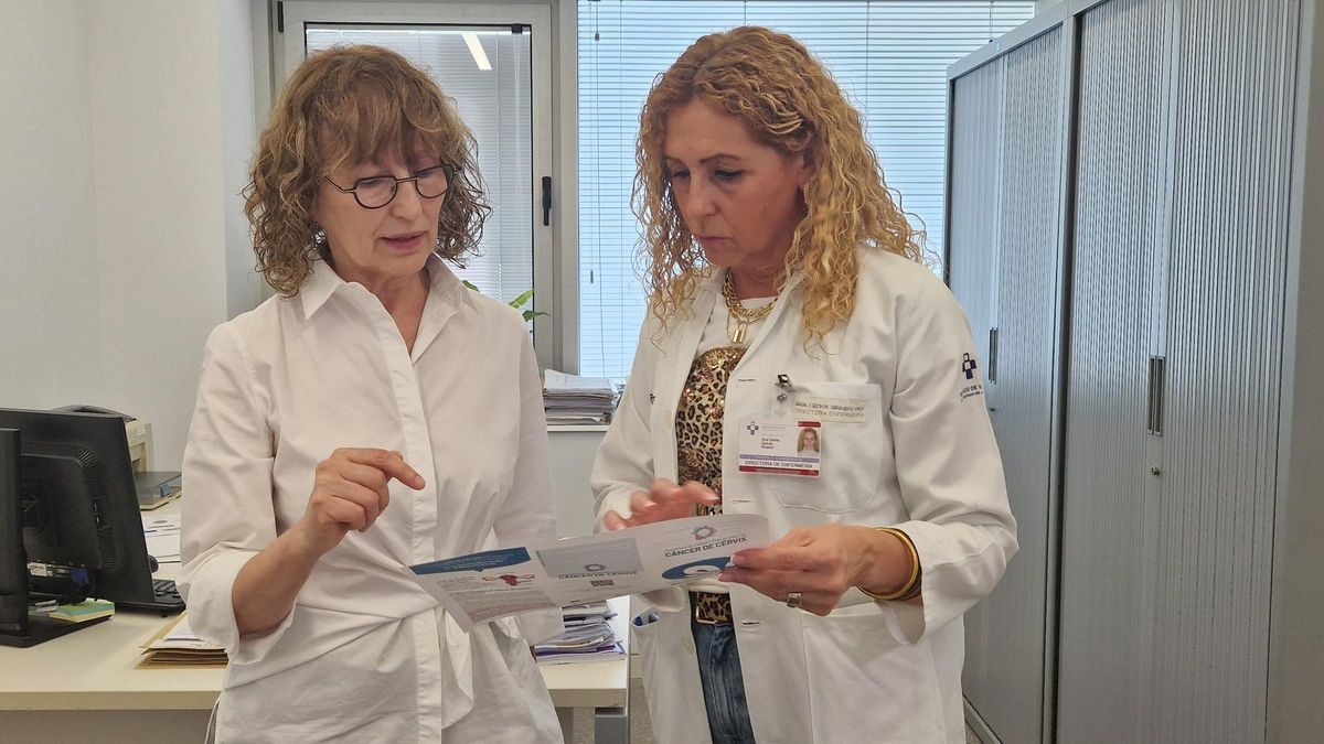 Por la izquierda, María Dolores Martín, especialista de Salud Pública del área sanitaria VII, y Ana Gema García, directora de Gestión de Cuidados y Enfermería del área VII.