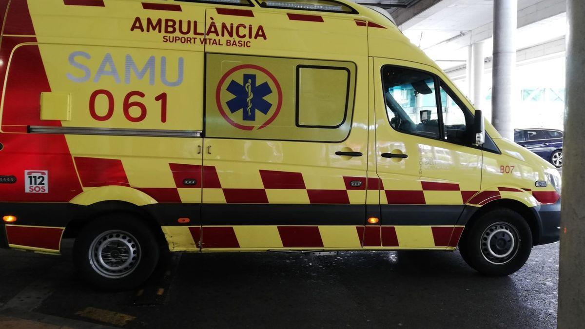 Una ambulancia de soporte vital básico del SAMU 061 de Baleares, aparcada en un centro hospitalario.