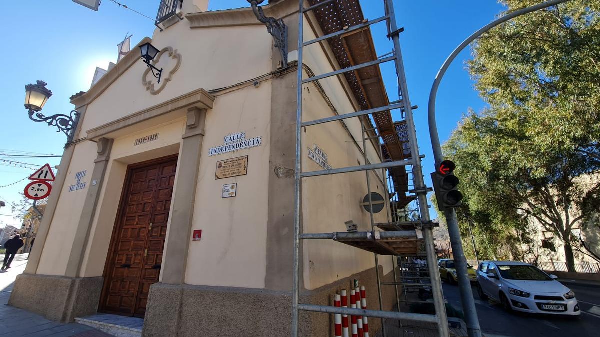 La instalación del andamiaje para restaurar la ermita de San Antón en Elda.