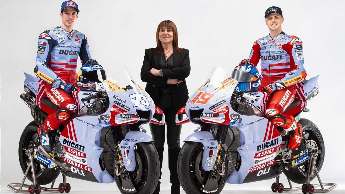 Márquez y Di Gianantonio junto a Nadia Padovani en la presentación del equipo