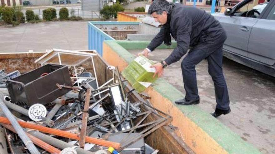 Un usuari dipositant residus a la deixalleria de Manresa, a Bufalvent