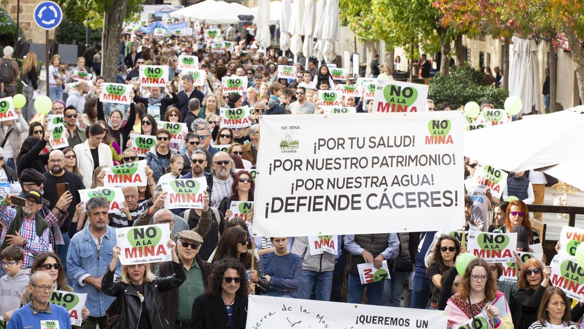 Manifestación contra la mina recorriendo el centro de Cáceres el pasado mes de noviembre.