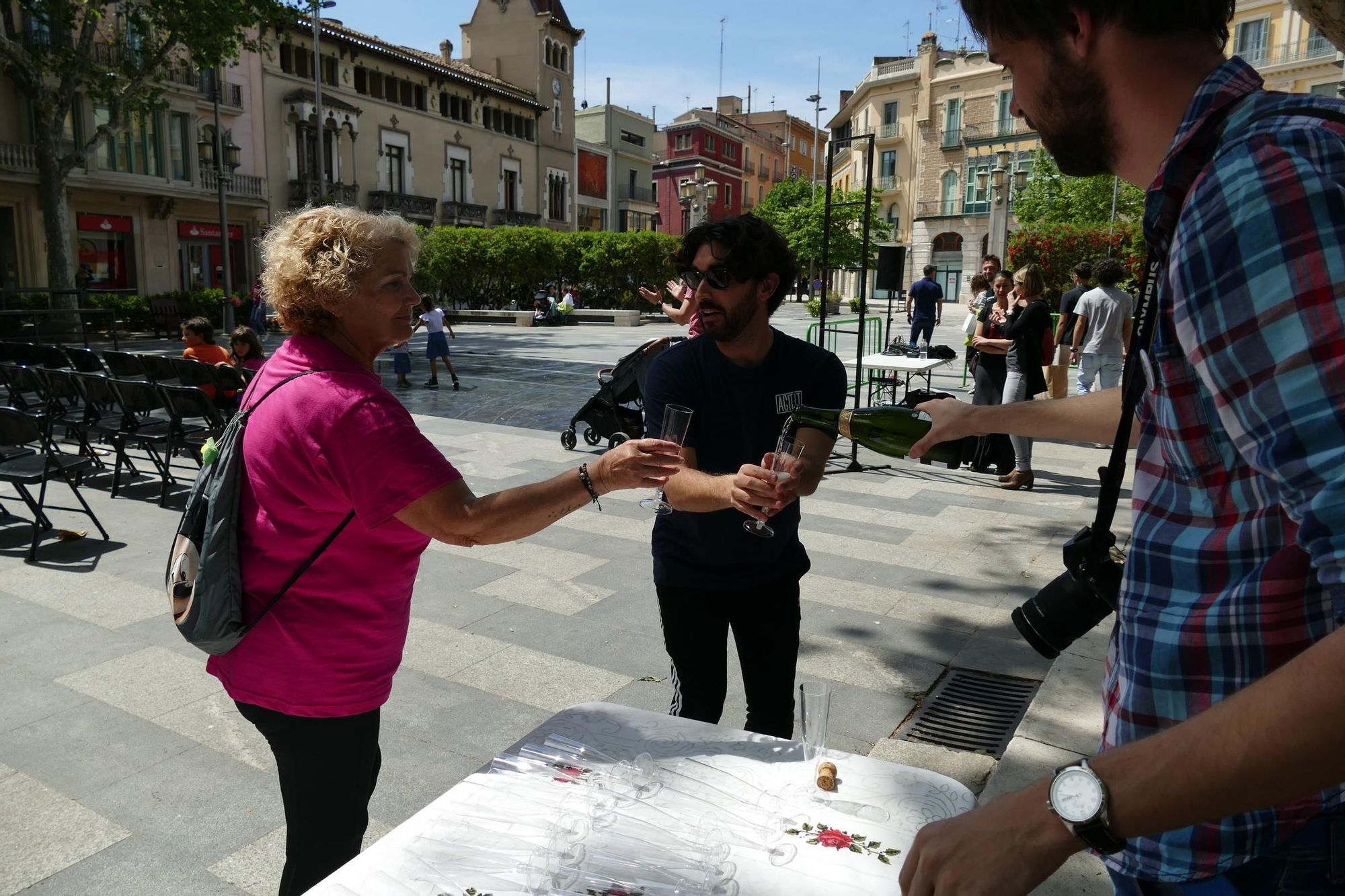 Dues exposicions, un programa de ràdio i el dia de la dansa animen el matí del dissabte de Santa Creu