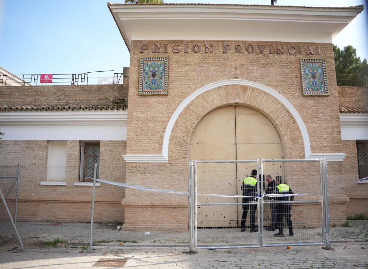 Fachada principa de la antigua cárcel de La Ranilla. A 18 de diciembre de 2024, en Sevilla (Andalucía, España). El coordinador federal de Izquierda Unida (IU), Antonio Maíllo, ha reivindicado este miércoles la memoria democrática como "la mejor forma de combatir el fascismo" y la "amenaza" de éste y la "extrema derecha" que "se extiende por Europa occidental, por Estados Unidos y por parte de América Latina". Así lo ha advertido el líder de IU en una atención a medios en Sevilla, en la puerta de la antigua cárcel de La Ranilla, junto al concejal de IU en el Ayuntamiento hispalense, Ismael Sánchez, y asociaciones y colectivos memorialistas de la ciudad. 18 DICIEMBRE 2024 María José López / Europa Press 18/12/2024. María José López;category_code_new
