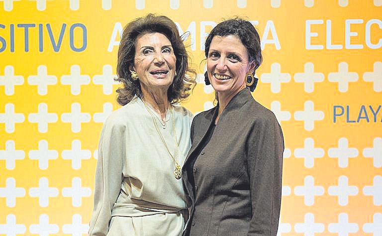 Carmen Planas junto a su hija, María Obrador.