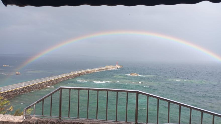 El arco iris sobre el mar y el muelle de Ons, el viernes.