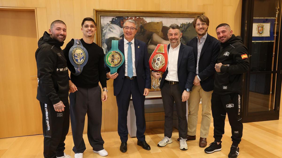 Salado, junto al equipo de Samuel Molina, posando con los títulos del púgil malagueño.