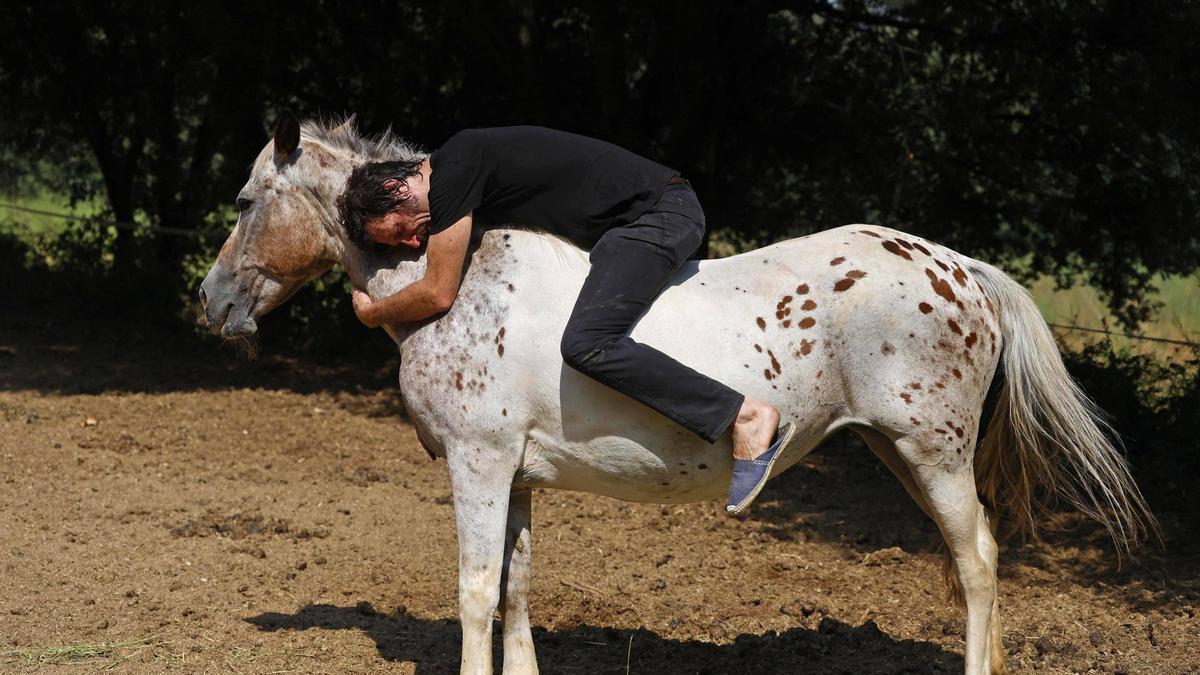 Xavier González abraçat al seu cavall Chikamagua.