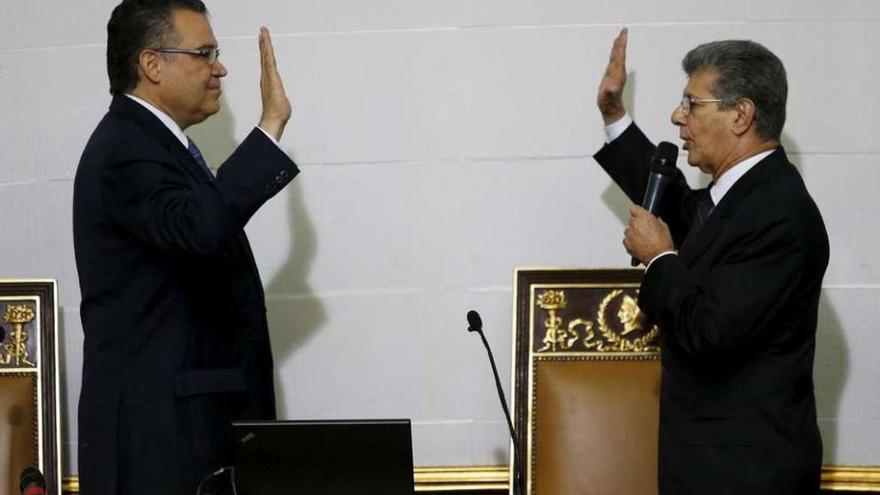 El nuevo presidente de la Asamblea Nacional, Henry Ramos Allup (derecha), y el vicepresidente Enrique Márquez, toman juramento de sus cargos durante la constitución de la Asamblea Nacional. // Reuters