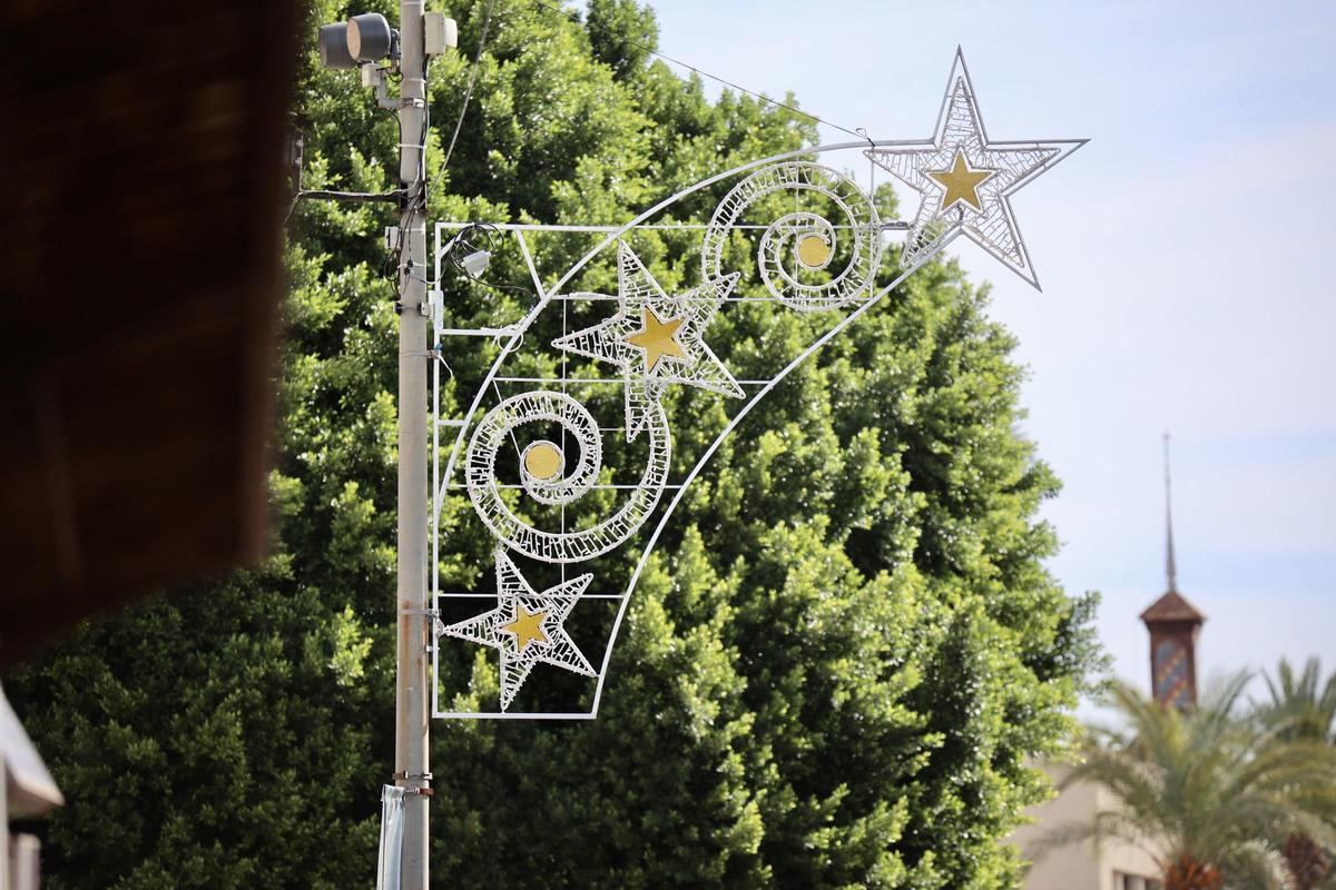 Luces de Navidad comienzan a adornar las calles de Murcia.