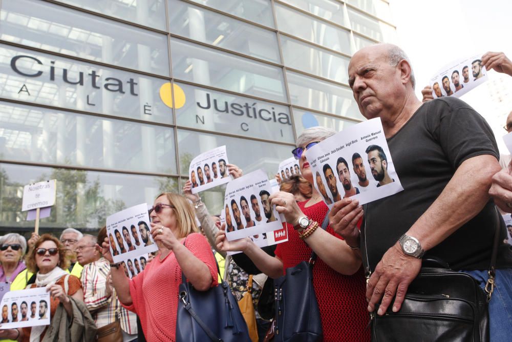 Concentración ante los juzgados de València en rechazo a la sentencia de La Manada