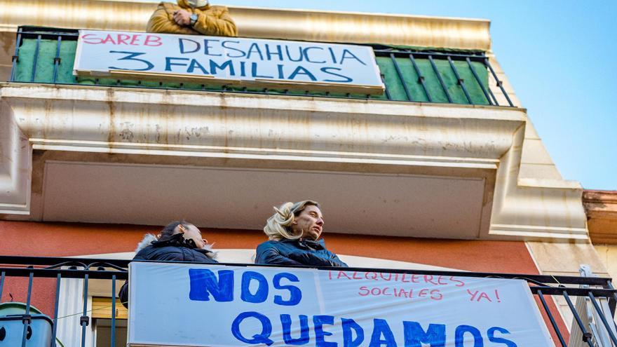 La presión social frena el desahucio de tres familias en el barrio de Carolinas de Alicante