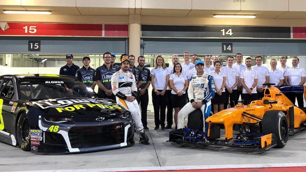 Alonso probó el coche del campeón de la Nascar Jimmie Johnson en Bahrein