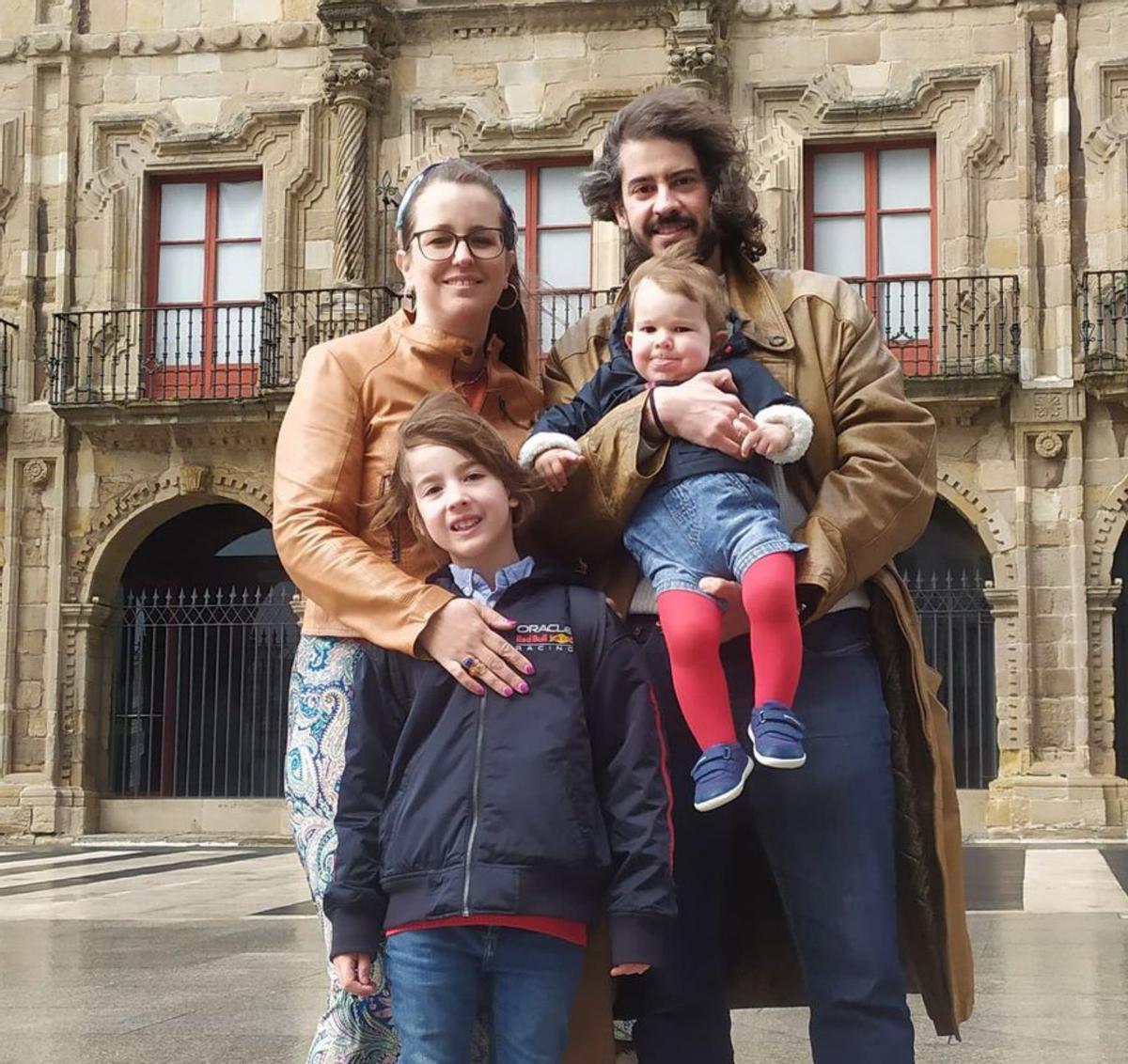 Aída García y Adolfo Ardisana, con sus hijos, frente al palacio de Revillagigedo.
