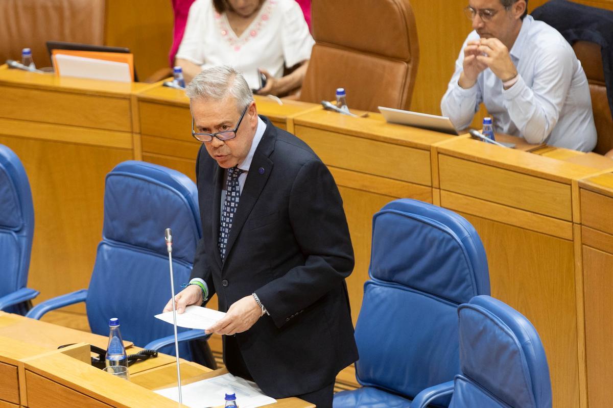 El conselleiro Antonio Gómez Caamaño en su intervención el miércoloes en el Parlamento.